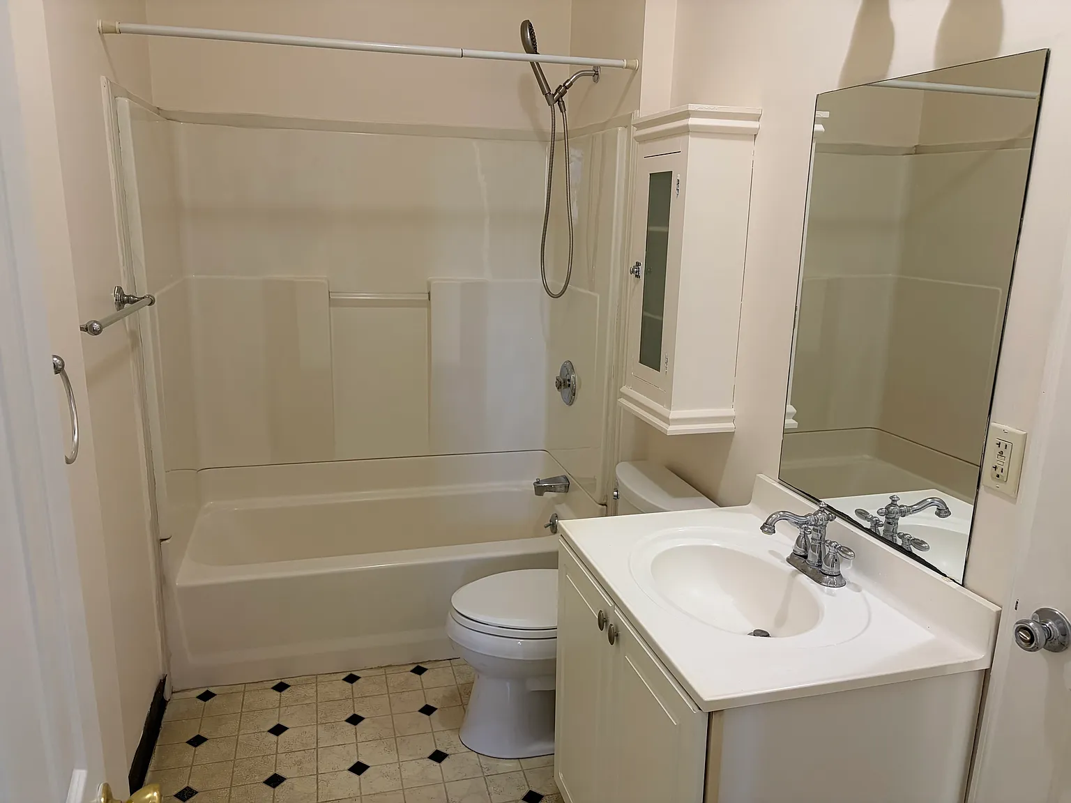 2 bed, 800 sqft, $2,100 — Photo 3