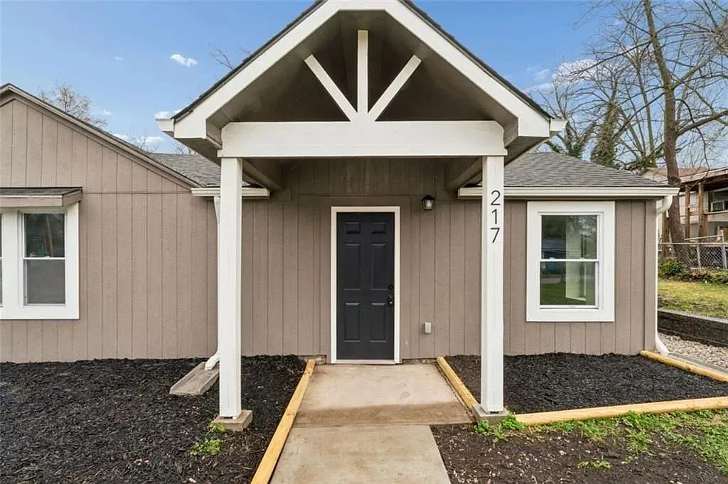 3 bed, 2.0 bath, 1200 sqft, $2,300 — Photo 3