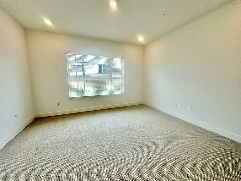 527 E Fiorino St — Photo 10