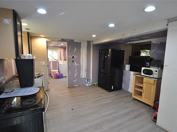 4th image of 533 College Cir