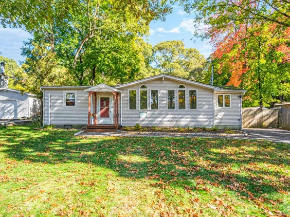 15 S Bicycle Path, Selden, NY 11784