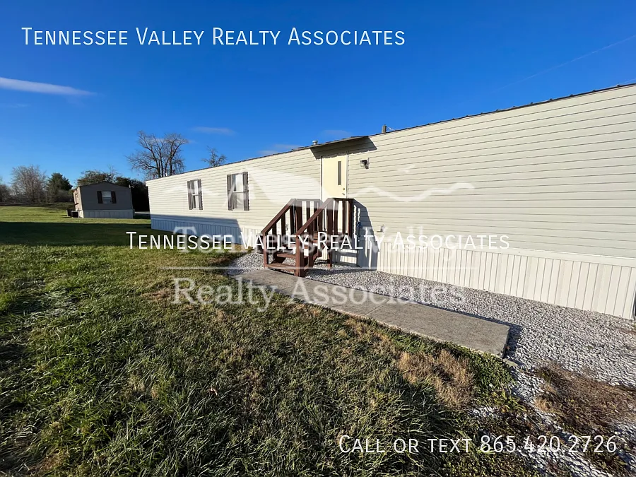 Well kept 3 bedroom/ 2 bathroom home just off Knoxville Highway in Wartburg, TN — Photo 1