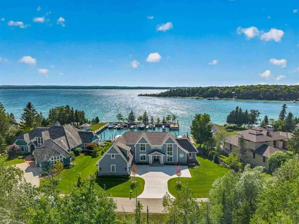 7615 Oyster Bay Dr, Charlevoix, MI 49720