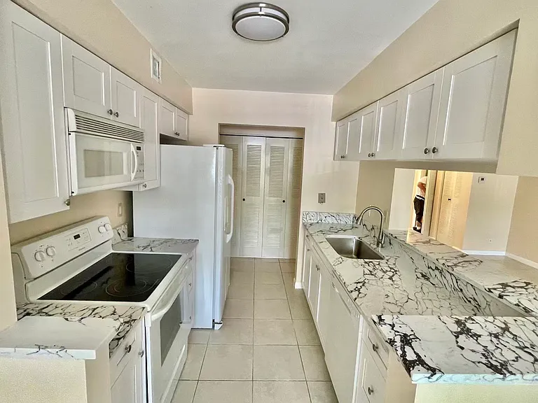 9833 Westview Dr #818 — Photo 12