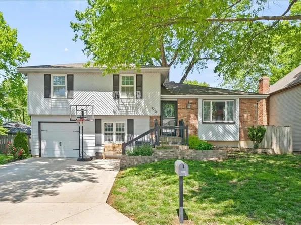 2112 E Arrowhead Cir, Olathe, KS 66062