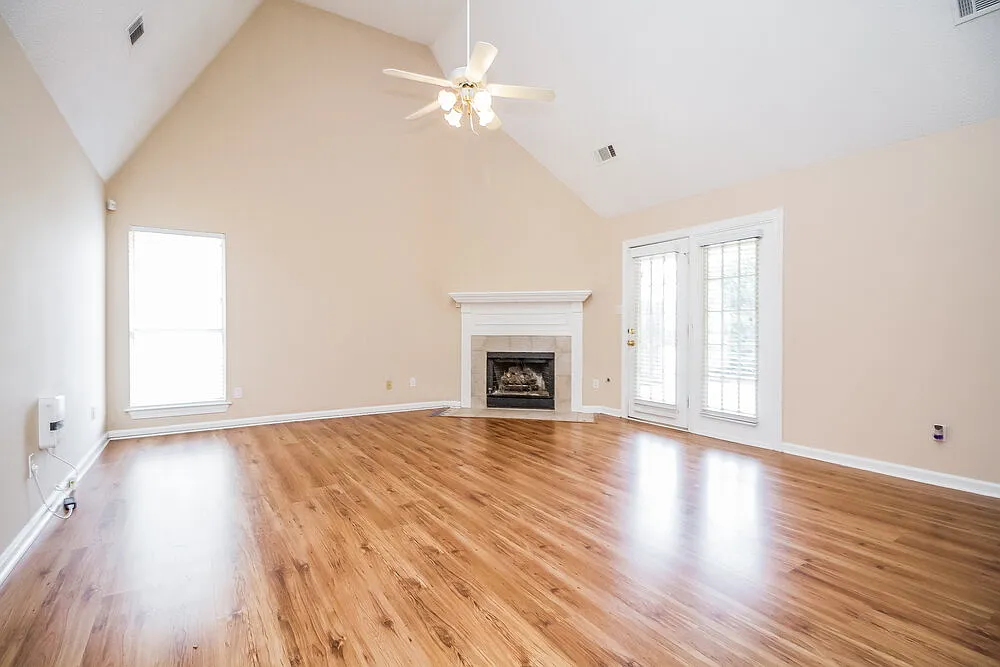 3 bed, 2.0 bath, 1563 sqft, $2,060 — Photo 2