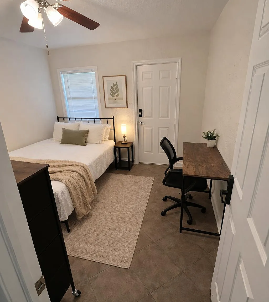 4 bed, 1.0 bath, 958 sqft, $923 — Photo 1