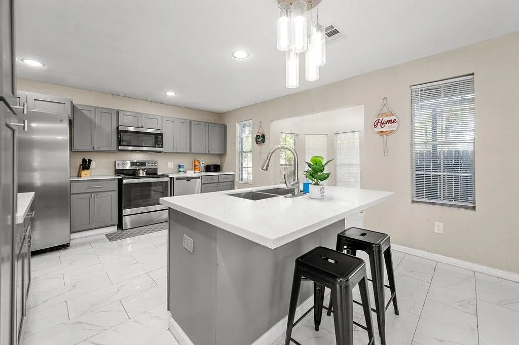 5 bed, 3.5 bath, 2561 sqft, $3,500 — Photo 3