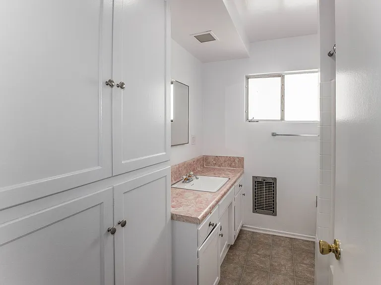 808 6th St #6 — Photo 9