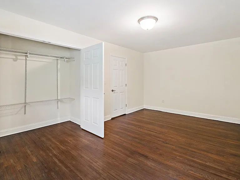 Newtonian Garden Apartments — Photo 14