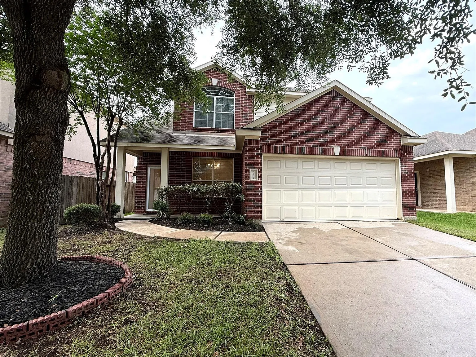 3 bed, 2.5 bath, 1954 sqft, $2,300 — Photo 1
