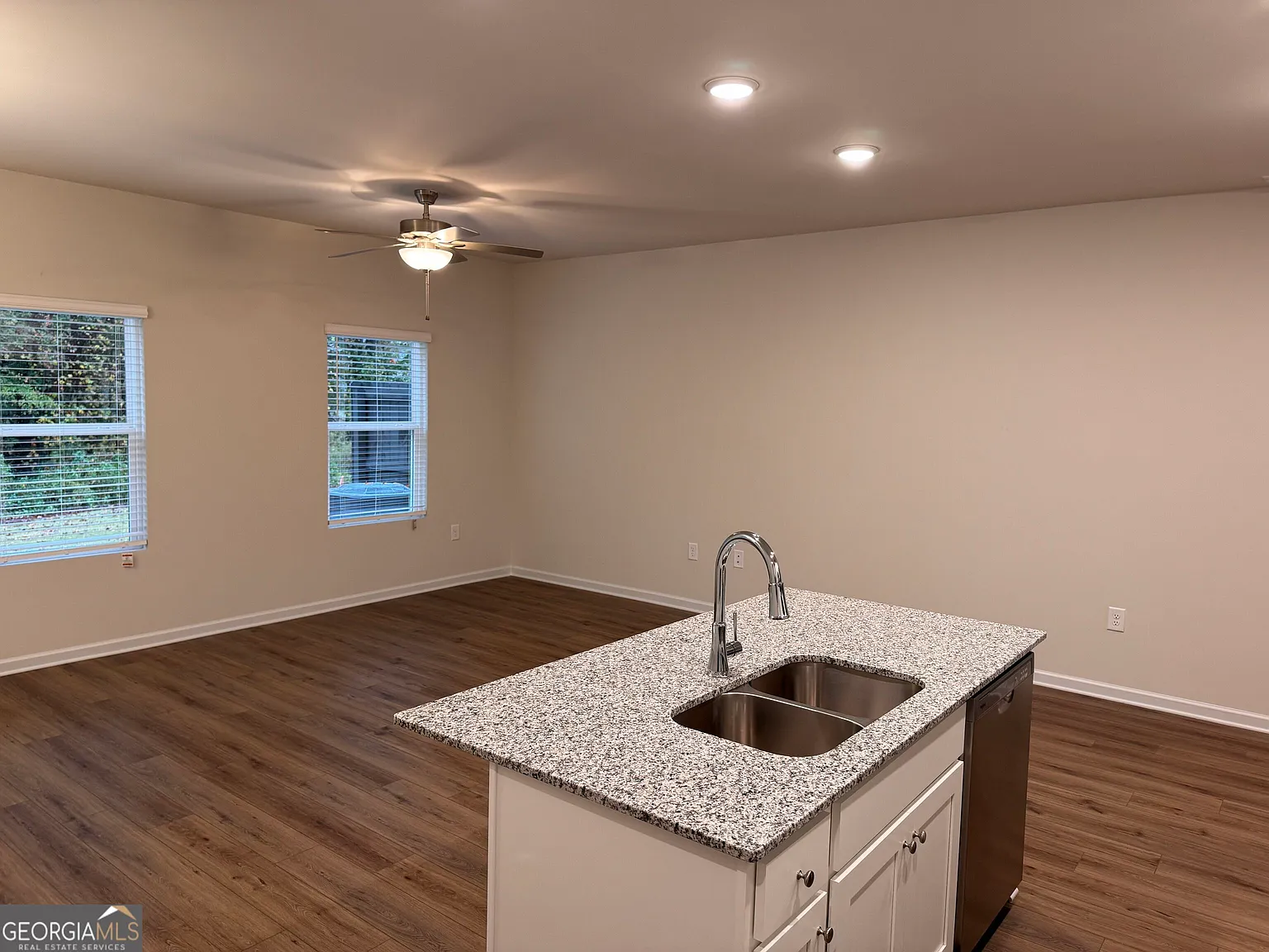 3 bed, 2.5 bath, 1735 sqft, $2,100 — Photo 2