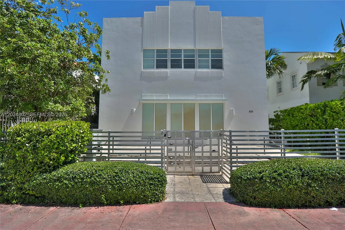 Photo 1 of 32 - 935 Euclid Ave #6 - Miami Beach, FL Primary Photo - 935 Euclid Ave #6
