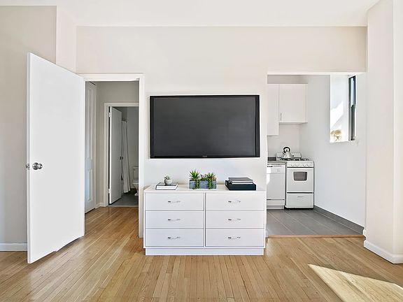 4th image of 104 W 70th St APT 5E