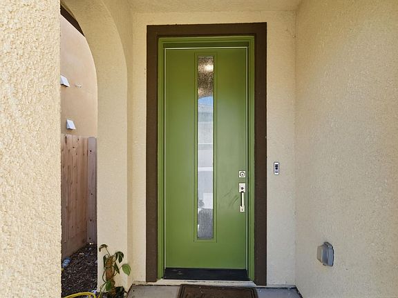 4th image of 1108 Royalty Way W