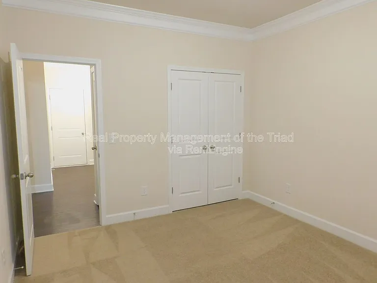 1427 Sawyer Ave — Photo 5