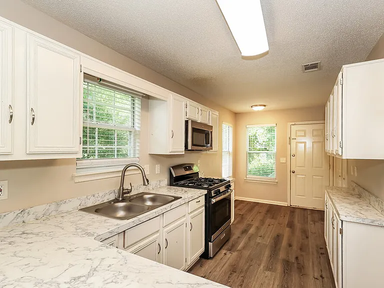 1310 Waterton Trl — Photo 7