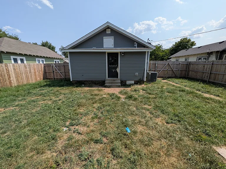 924 E Walnut St — Photo 20