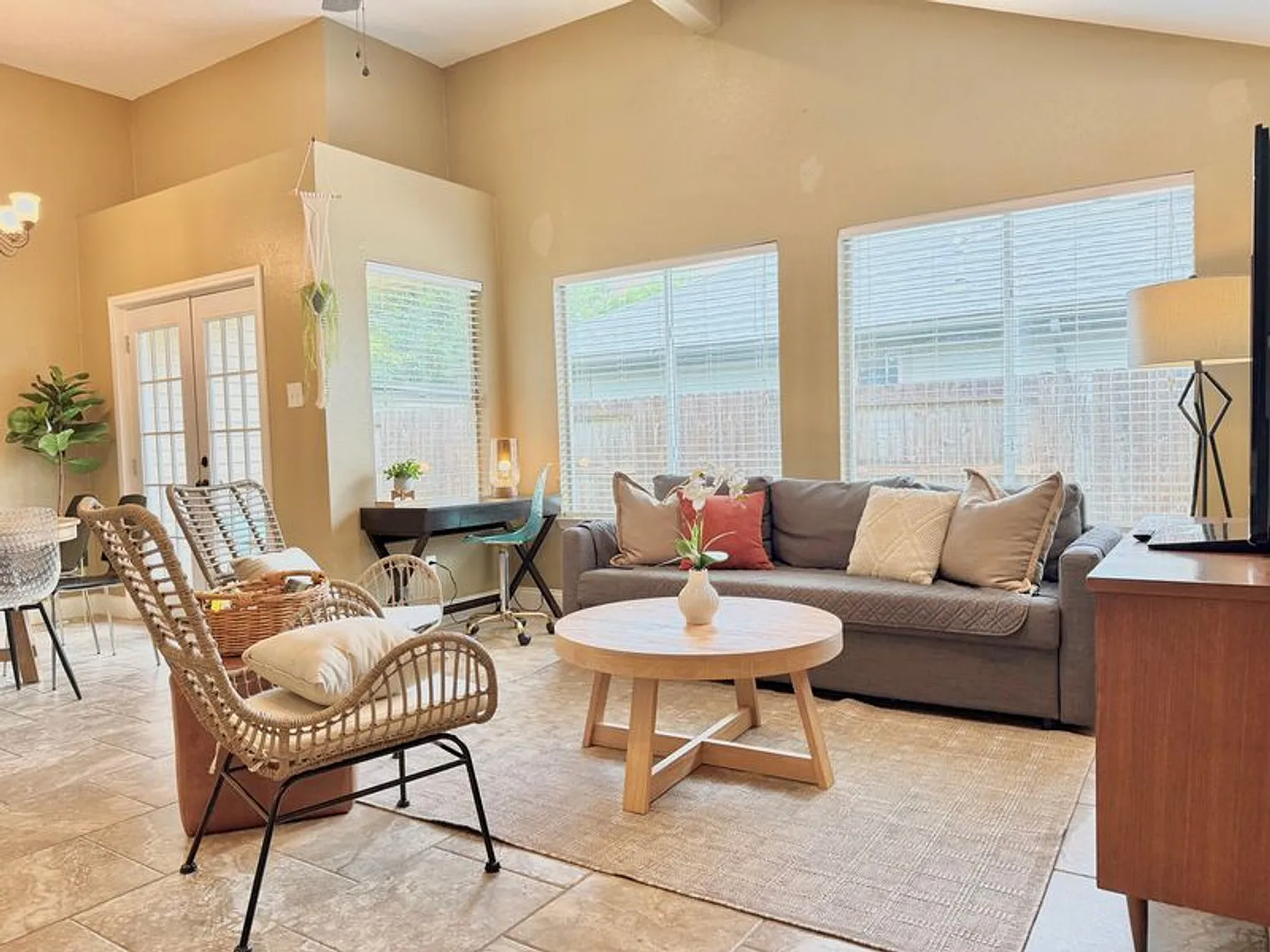 2 bed, 1.0 bath, $4,142 — Photo 1