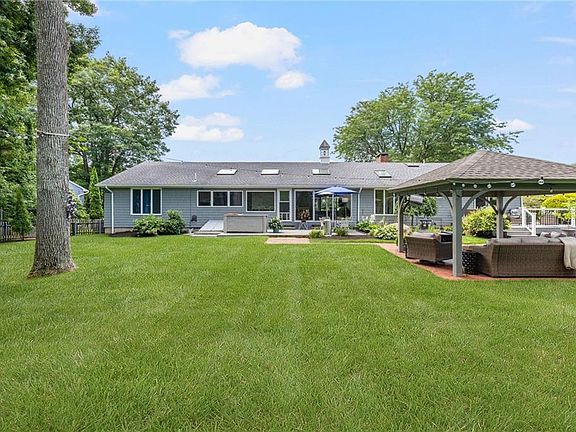 5th image of 210 Wildflower Dr