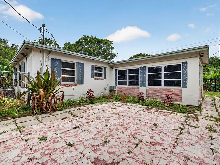 841 SW 18th Ct — Photo 42