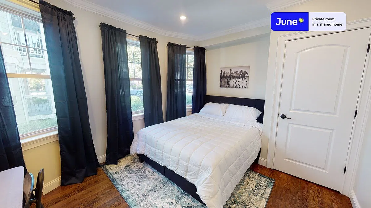 Queen bedroom in 4 bed/1.5 bath home in Brighton #569 D — Photo 1