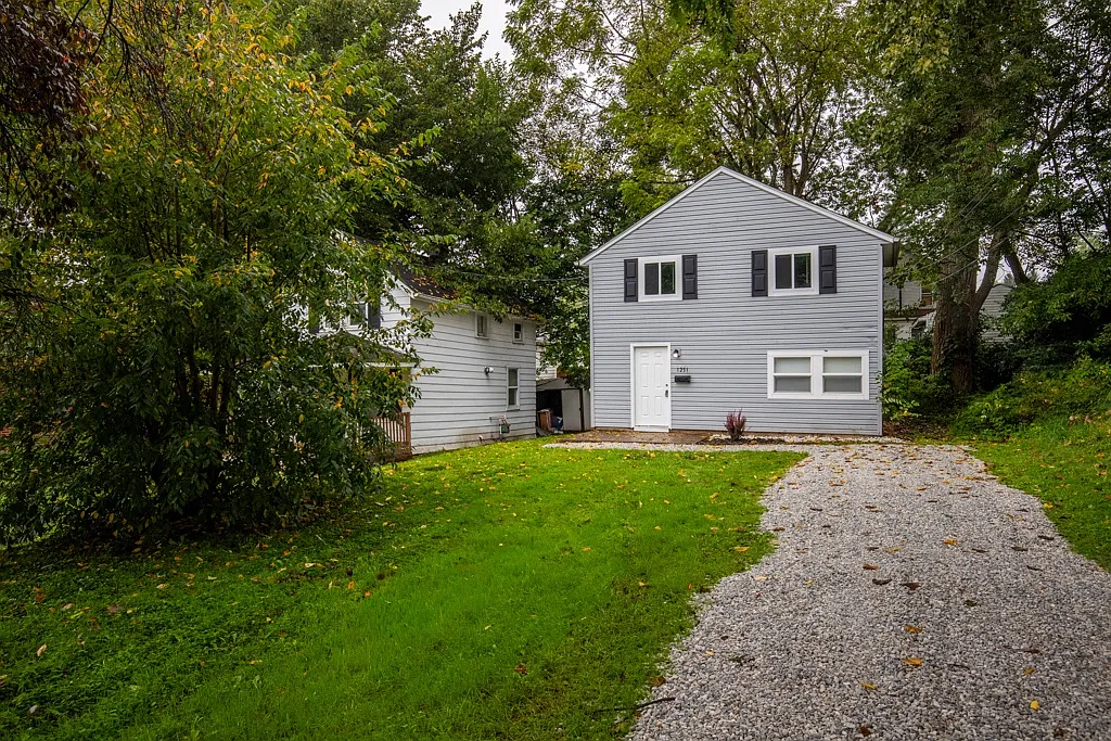 2 bed, $995 — Photo 1