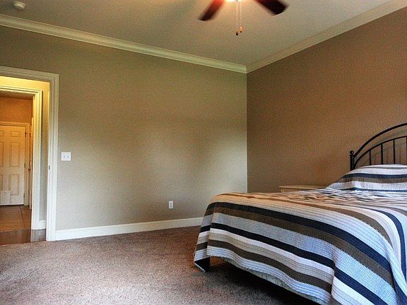 4th image of 1402 NE Dysart Woods Ln