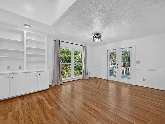 3rd image of 204 Buck Point Ct
