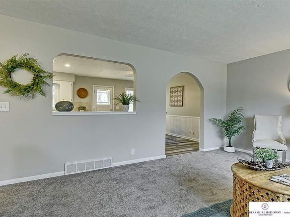 2nd image of 9931 Manderson St
