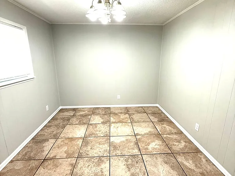 535 Lawndale Ln — Photo 3