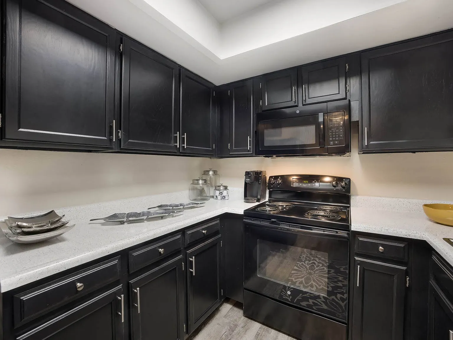 Woodland Hills Apartments — Photo 4