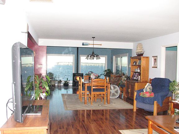 Open concept dining/sunroom