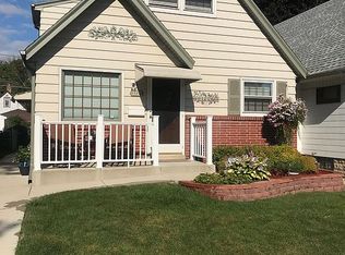 3725 S Ahmedi Ave, Saint Francis, WI 53235