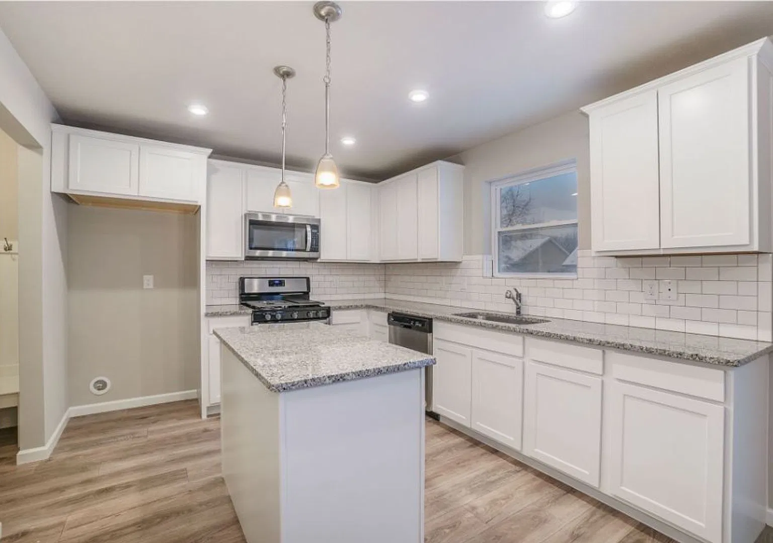 1 Month FREE Rent! Applied to Your First Full Month. Terms & Conditions Apply. — Photo 3