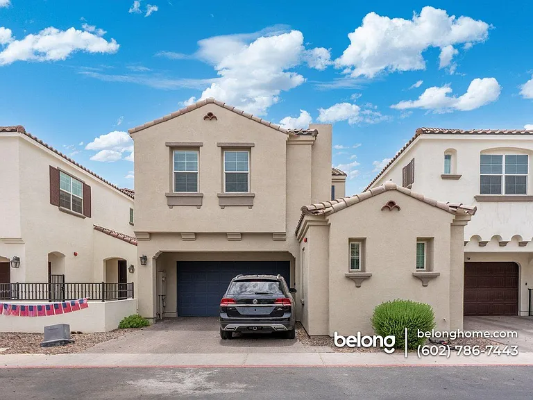 221 E Balsam Dr — Photo 2