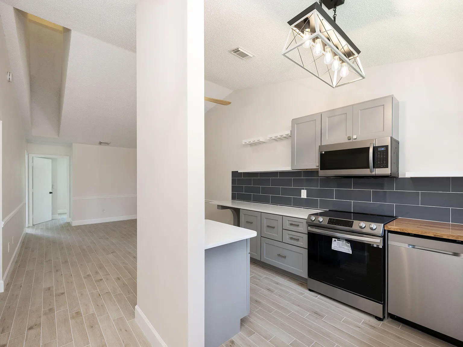 3 bed, 2.0 bath, 7320 sqft, $2,195 — Photo 2