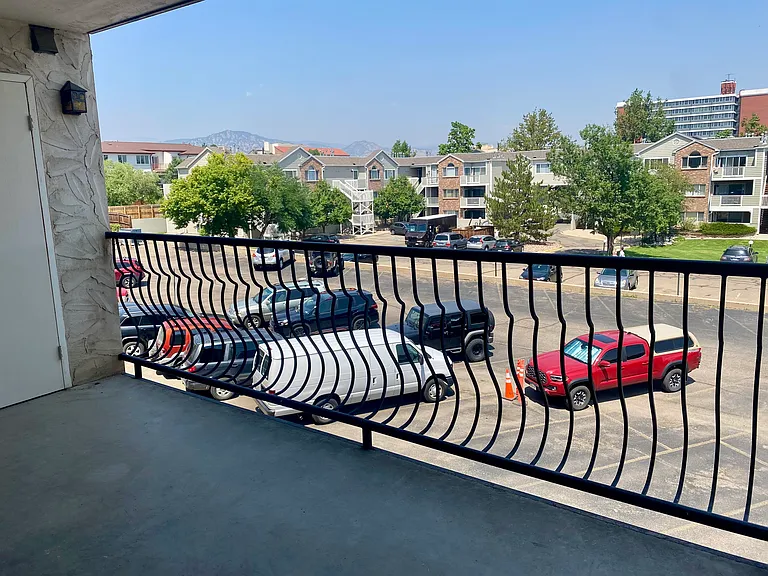 Large private deck on 3rd floor, views.