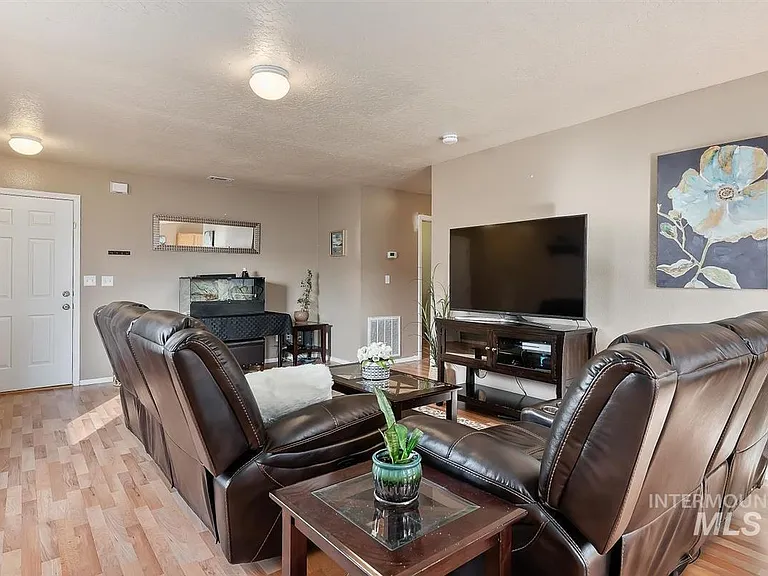 9713 W Shelborne Dr — Photo 10