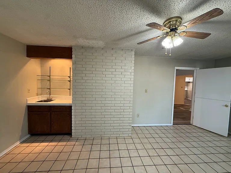 2200 Hickory Dr SW — Photo 6