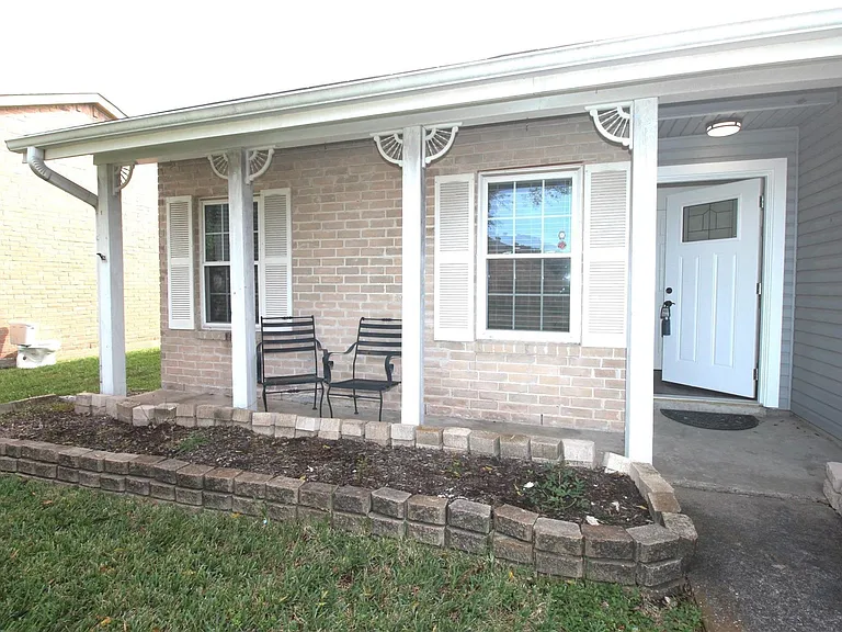 805 Willow Creek Dr — Photo 2