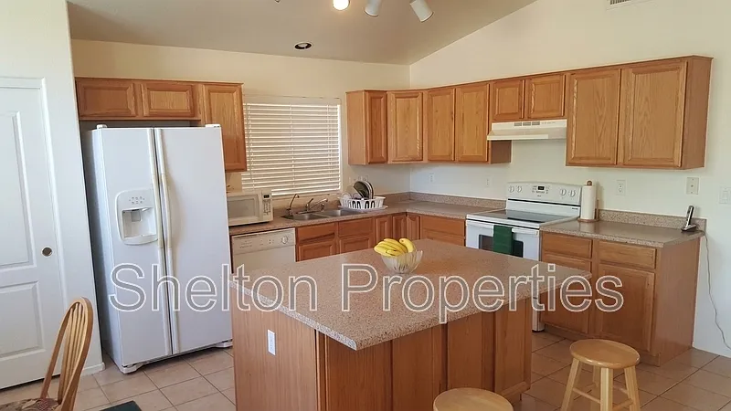 3 bed, 2.0 bath, 1883 sqft, $1,995 — Photo 4