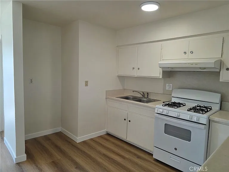 928 N Vicentia Ave #C — Photo 5