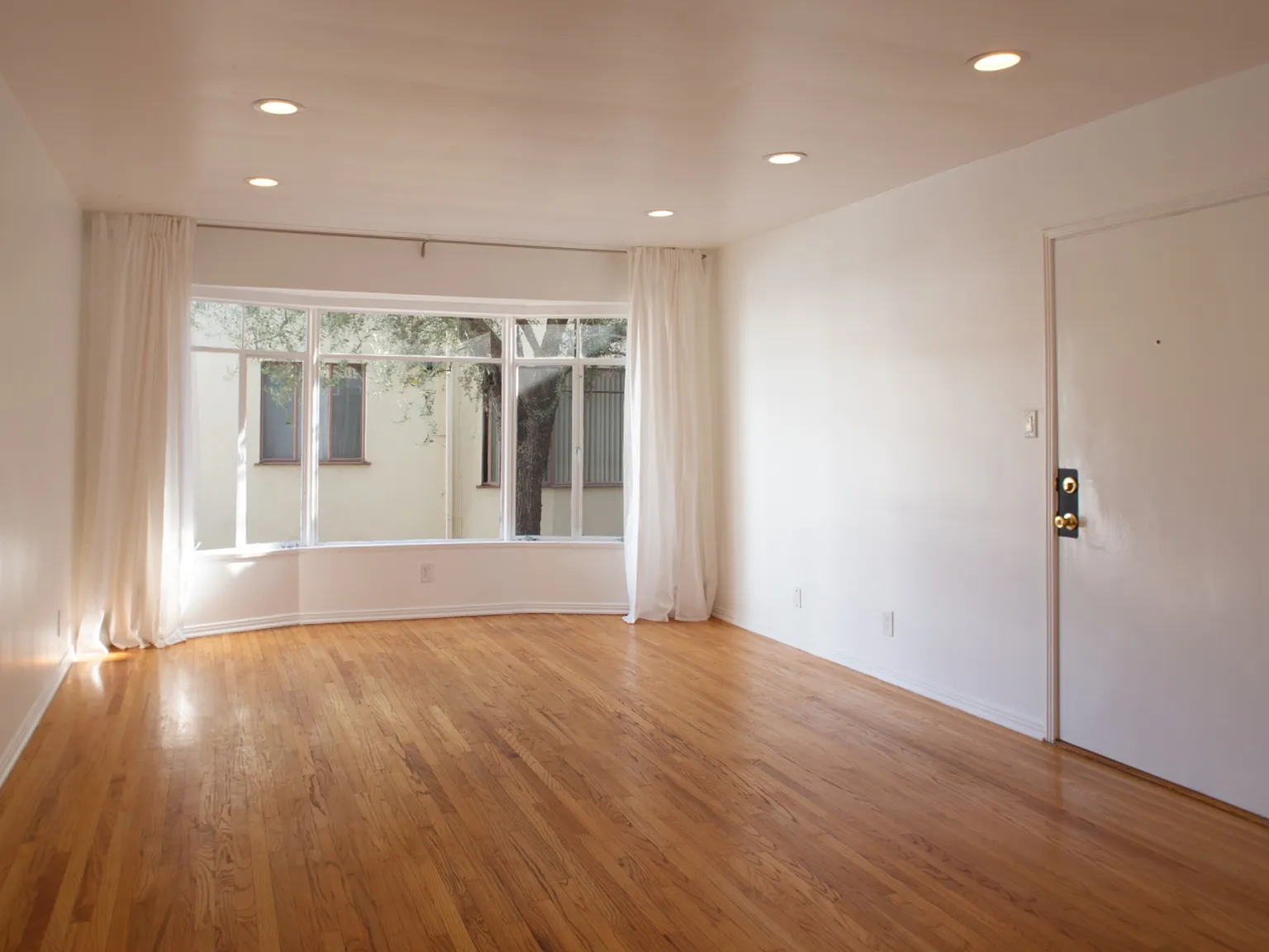 2 bed, $3,200 — Photo 2