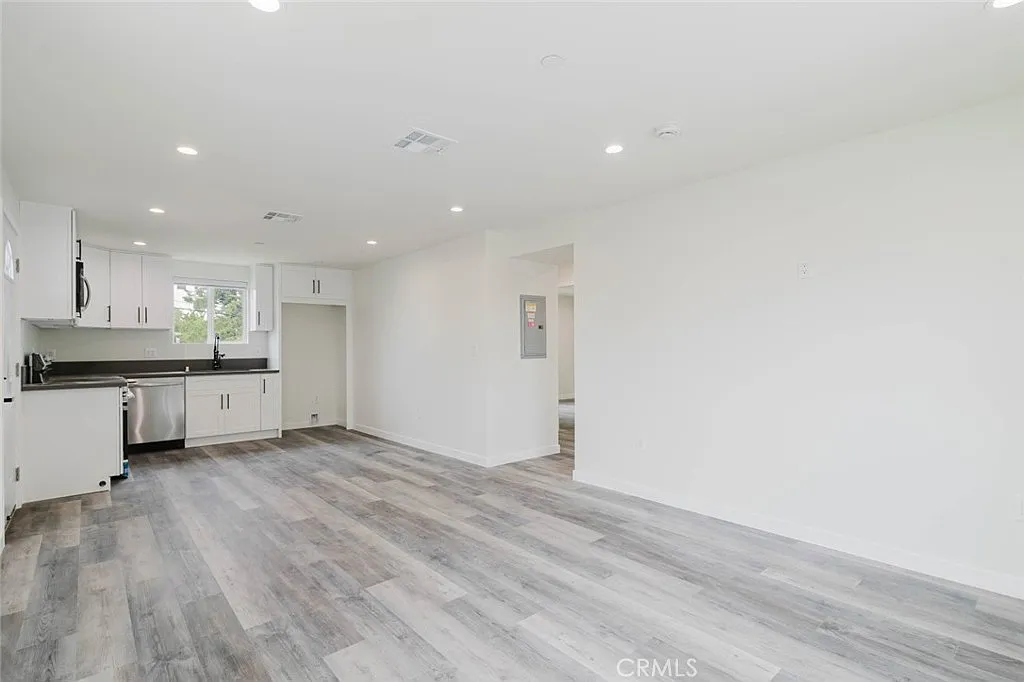 2 bed, 852 sqft, $3,100 — Photo 3