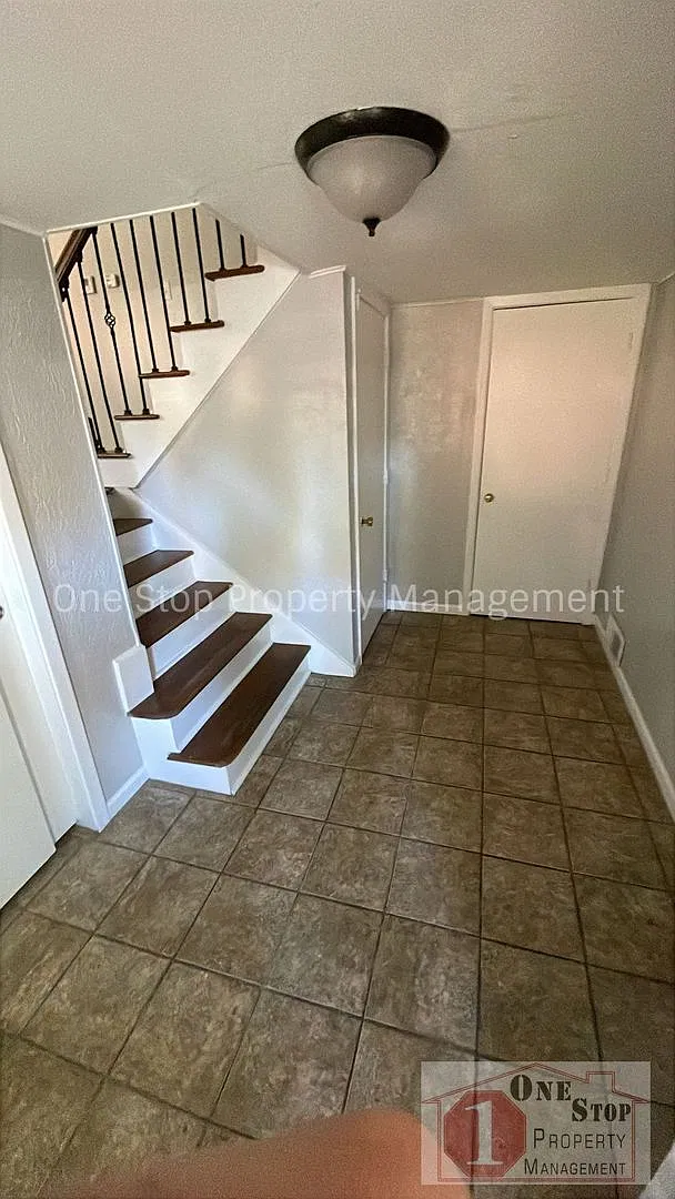 Charming 3 bedroom, 2.5 bathroom home with 2 car garage in Independence, Missouri — Photo 3