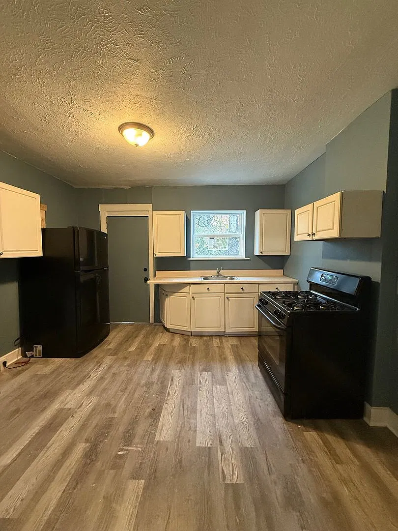 Updated 2-Bedroom Townhome in Lincoln-Larimer/East Liberty — Photo 3