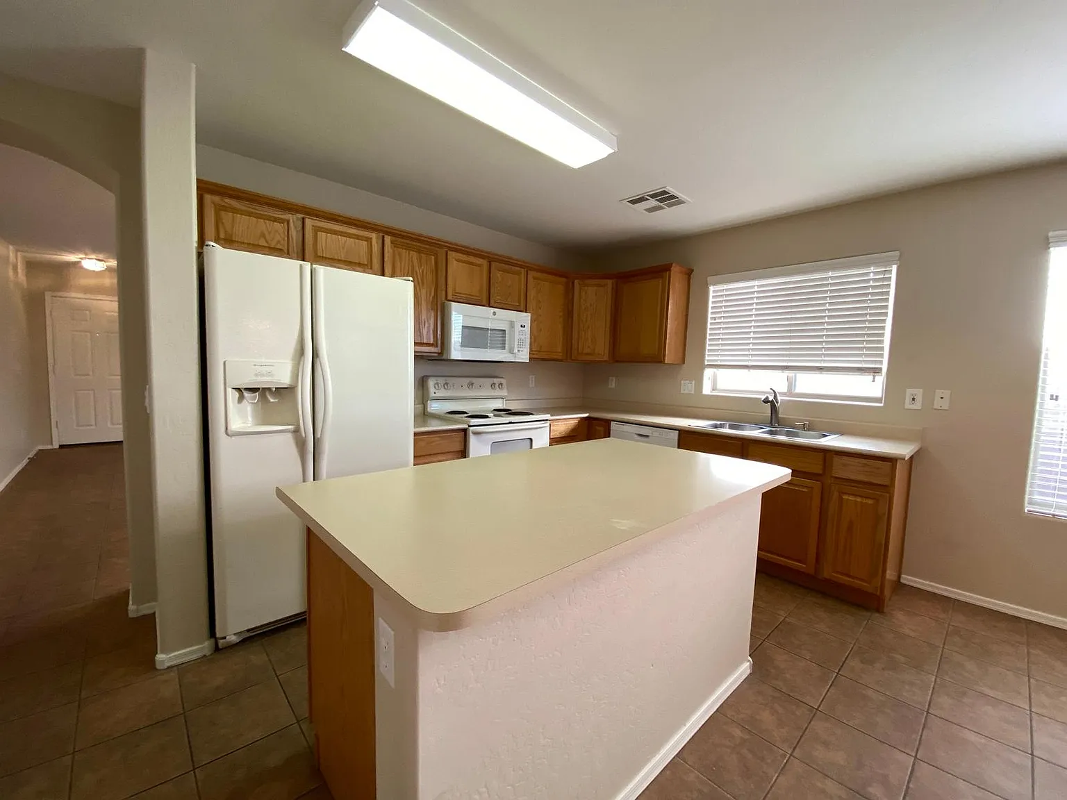 4 bed, 1881 sqft, $2,395 — Photo 3