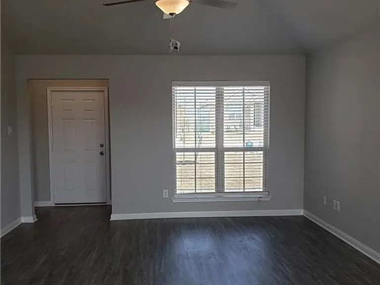 1907 Delano Dr — Photo 2