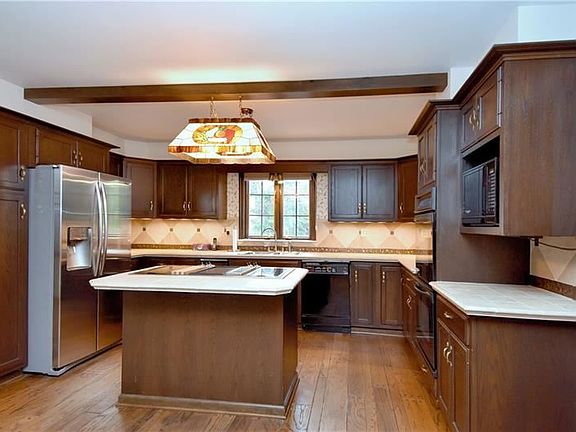 5th image of 403 Pine Villa Dr